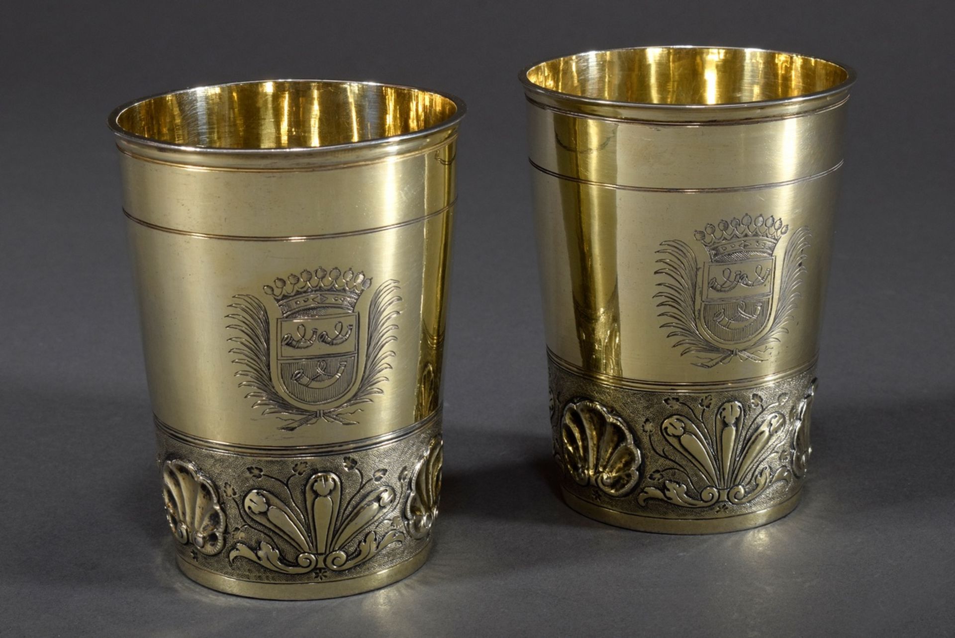 Paar Barock Becher mit getriebenen Reliefbändern | Pair of baroque goblets with chased relief bands