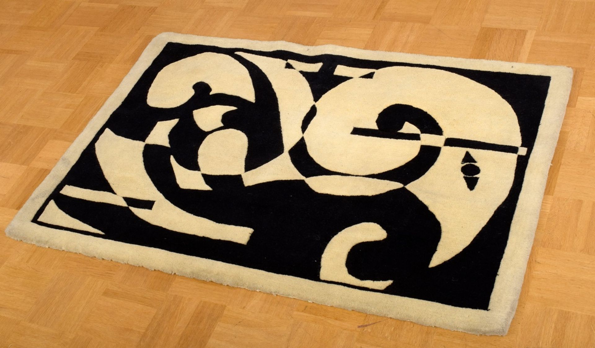Künstlerteppich, schwarze-weiße Abstraktion, 20. | Artist's carpet, black and white abstraction, 20 - Bild 2 aus 3