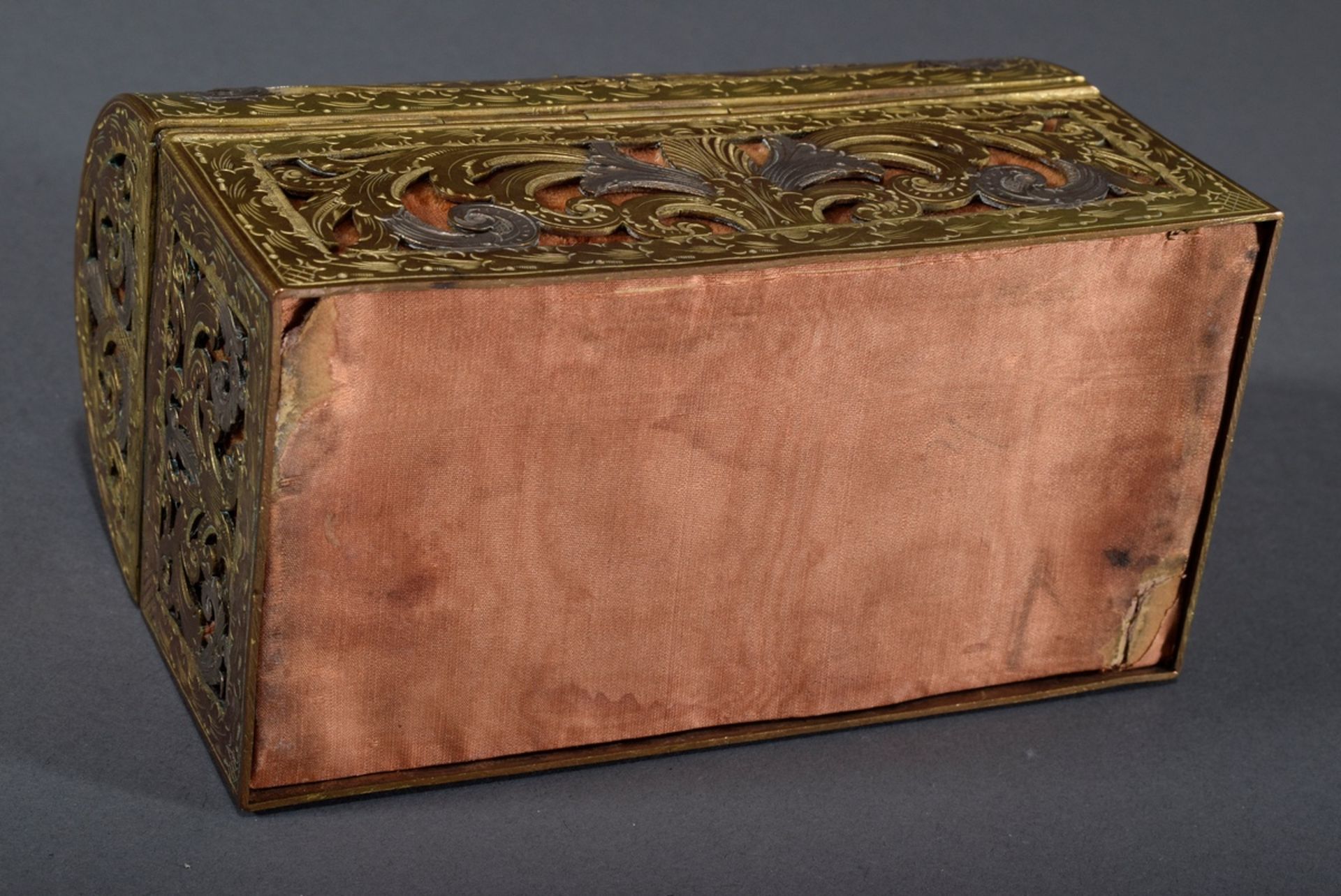 Kleine Historismus Runddeckel-Schatulle mit gesä | Small Historism round-lidded casket with sawn an - Bild 5 aus 7