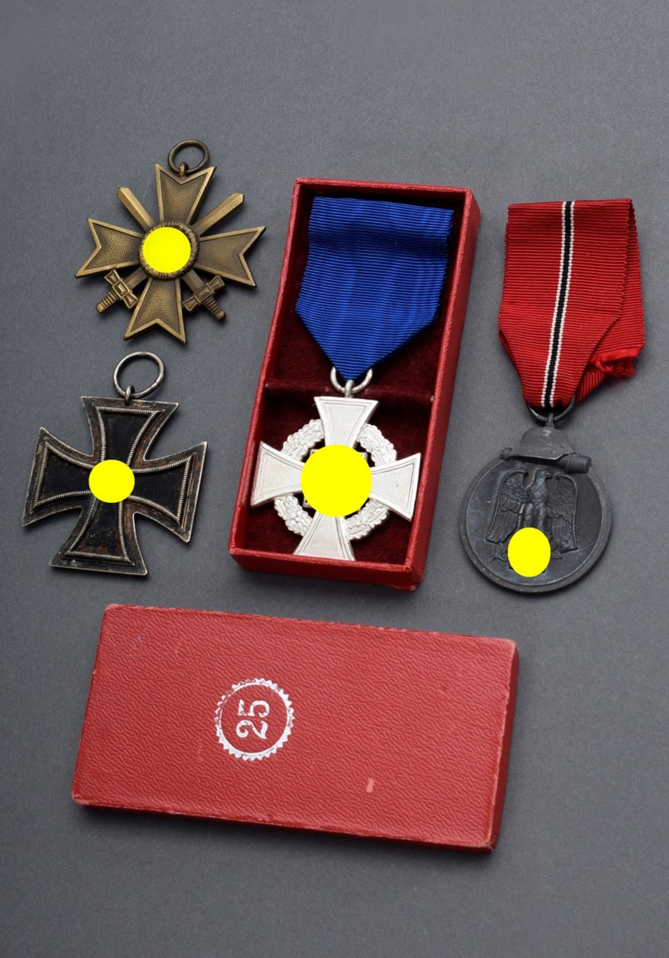 4 Diverse Orden und Ehrenzeichen, WK II.: 1 Eise | 4 Various orders and decorations, WW II: 1 Iron