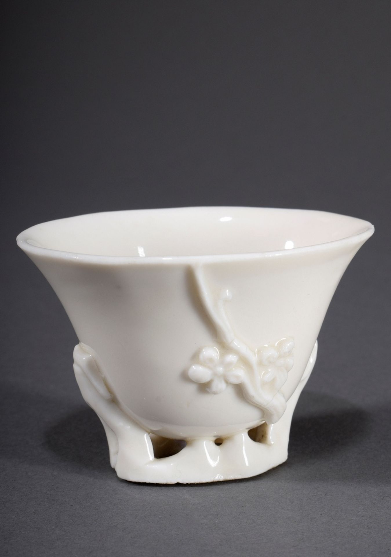 Blanc de Chine Koppchen mit plastischen "Pflaume | Blanc de Chine pot with sculptural "plum blossom - Bild 2 aus 5