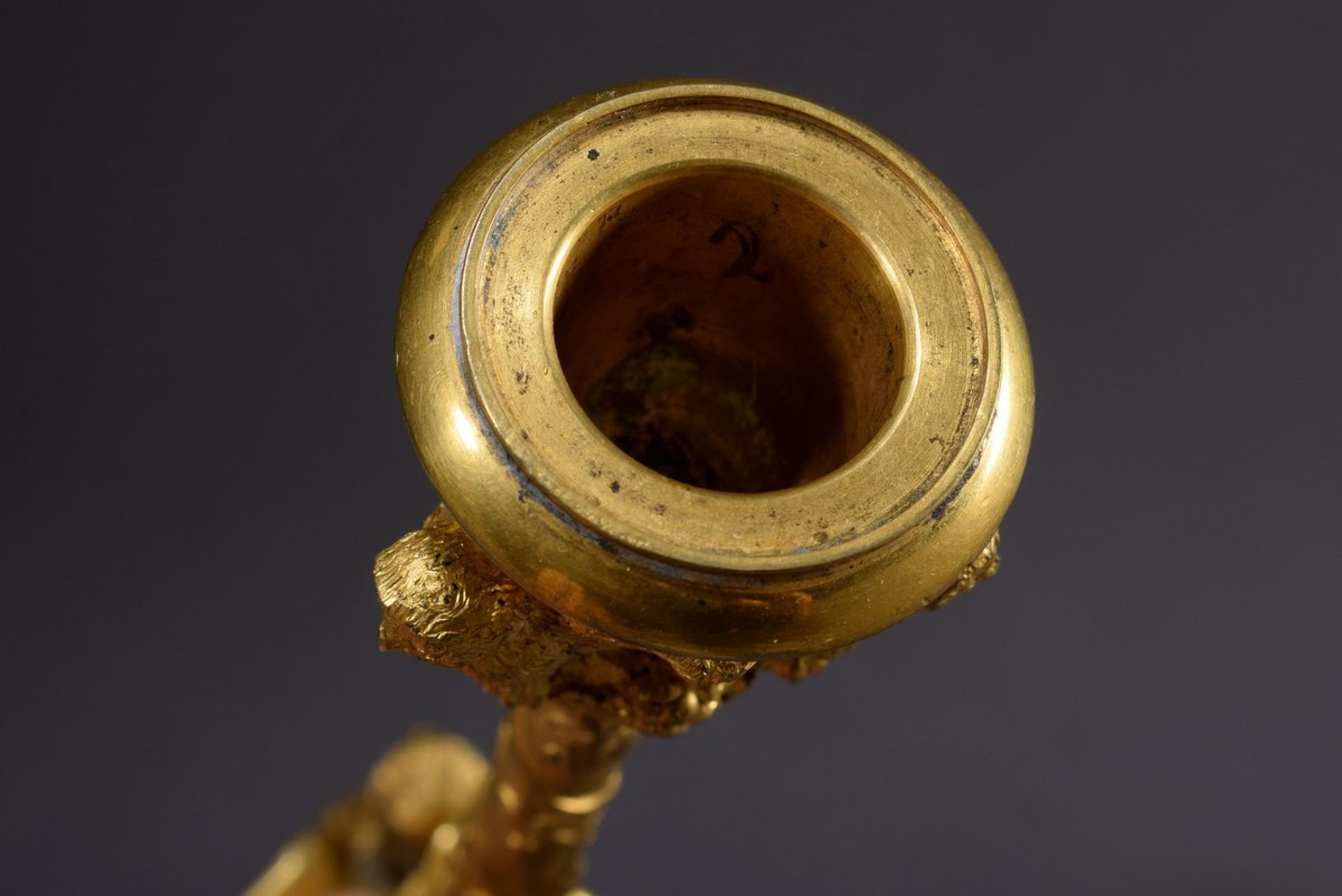 Paar Bronze feuervergoldete Leuchter mit plastis | Pair of bronze fire-gilt candlestick holders wit - Bild 6 aus 7