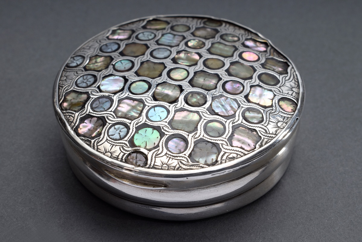 Runde Silber Dose mit graphisch dekoriertem Schi | Round silver box with graphically decorated tort