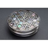 Runde Silber Dose mit graphisch dekoriertem Schi | Round silver box with graphically decorated tort