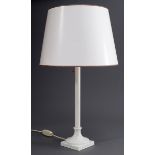Schlichte Lampe mit KPM Porzellan Säulenfuß, wei | Simple lamp with KPM porcelain column base, whit