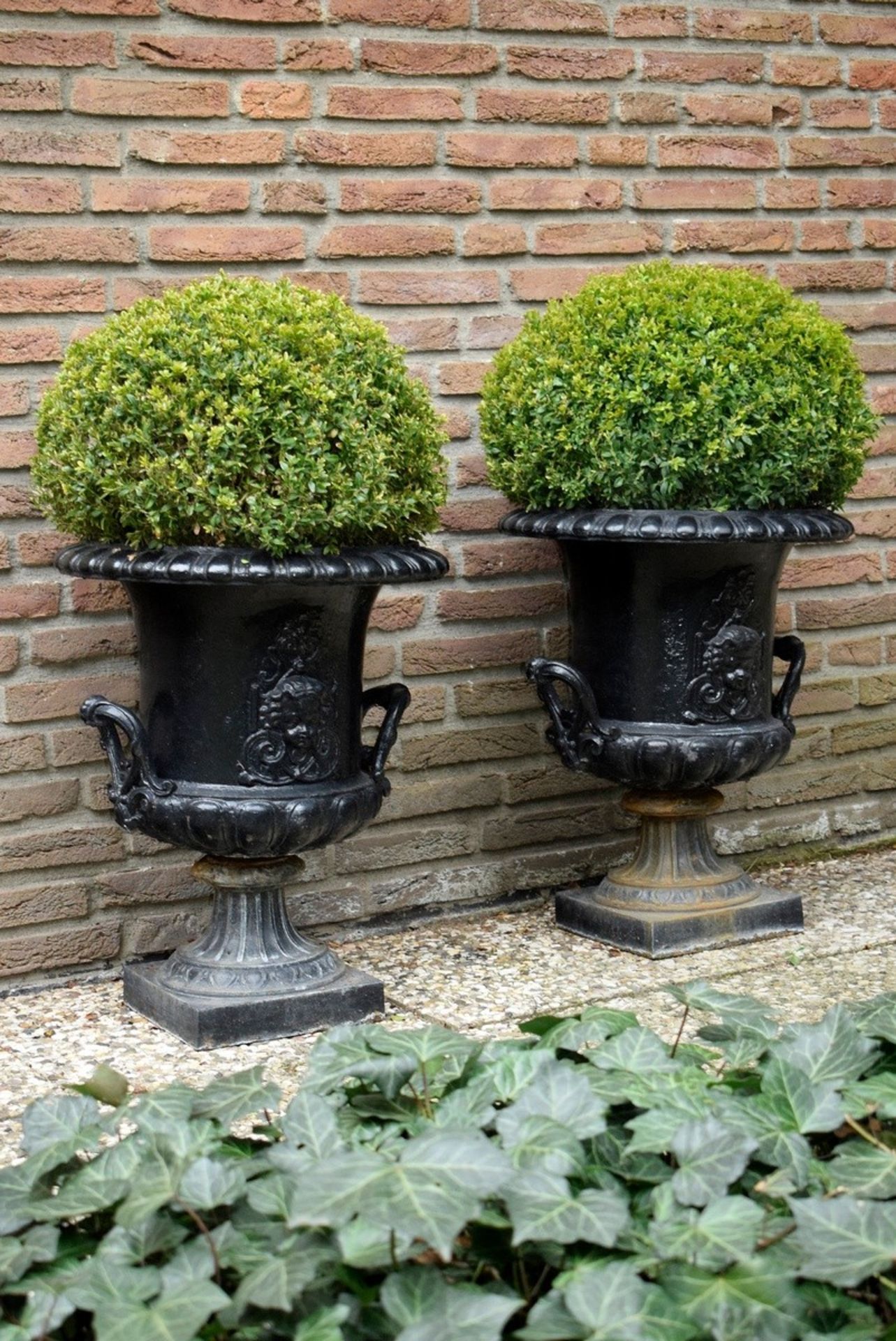 Paar große schwarze Eisen Gartenvasen in klassis | Pair of large black iron garden vases in classic