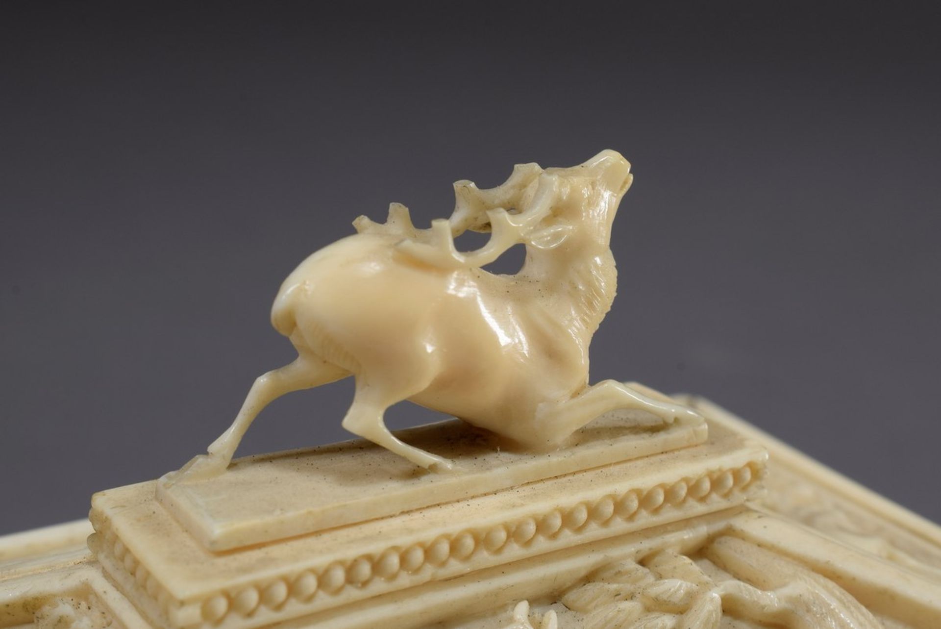 Beinkästchen mit geschnitzten Jagdmotiven "Rehe, | Bone box with carved hunting motifs "deer, hares - Bild 6 aus 8