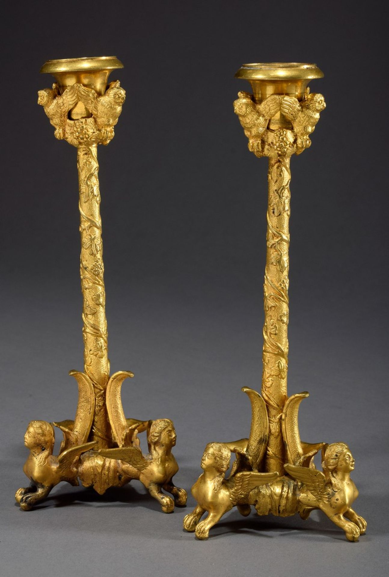 Paar Bronze feuervergoldete Leuchter mit plastis | Pair of bronze fire-gilt candlestick holders wit