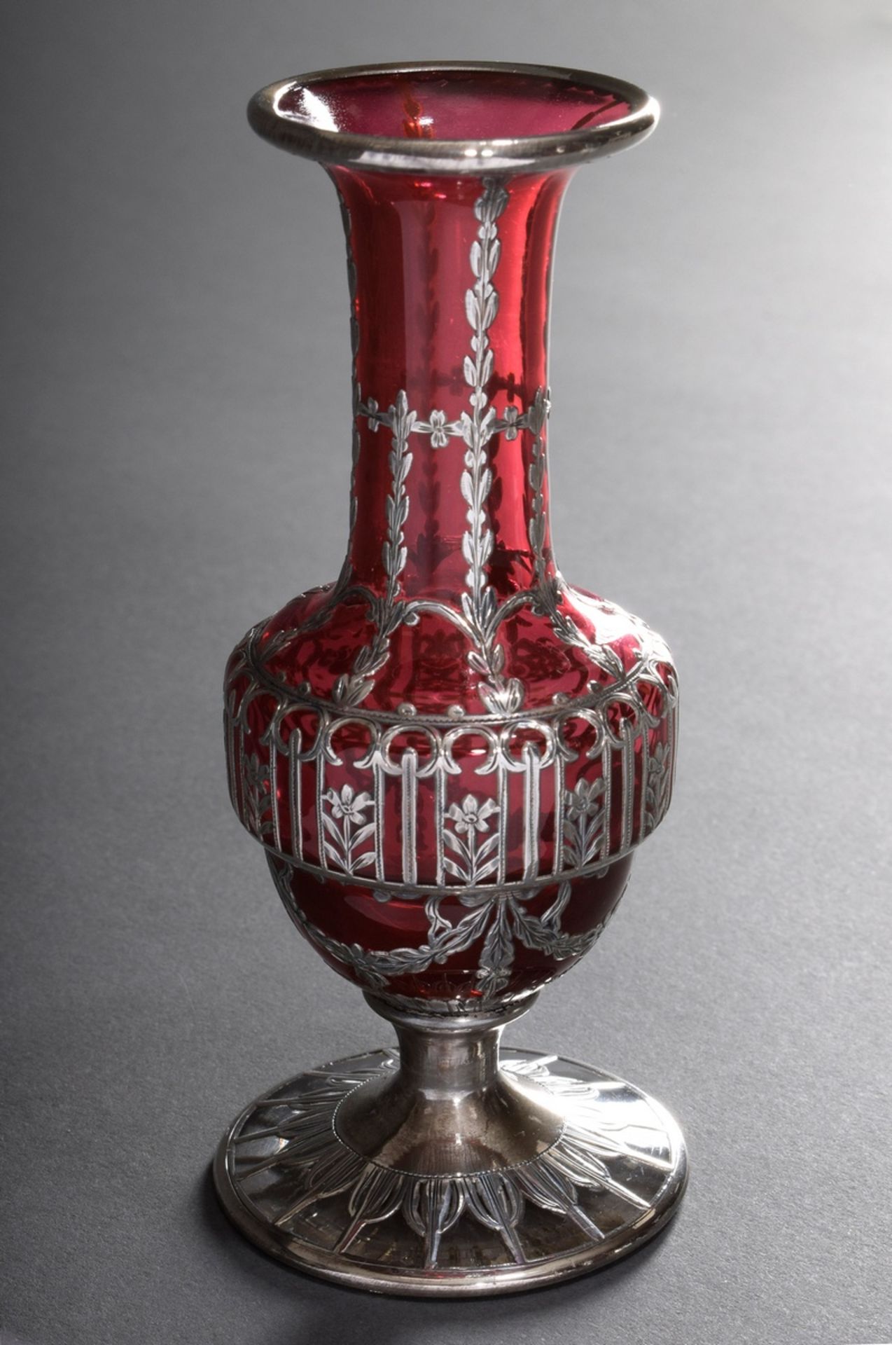 Rubinierte Glas Balustervase mit ornamentalem Si | Ruby glass baluster vase with ornamental silver