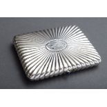 Zigarettenetui mit Strahlendekor, mittigem Monog | Cigarette case with radiating decor, central mon