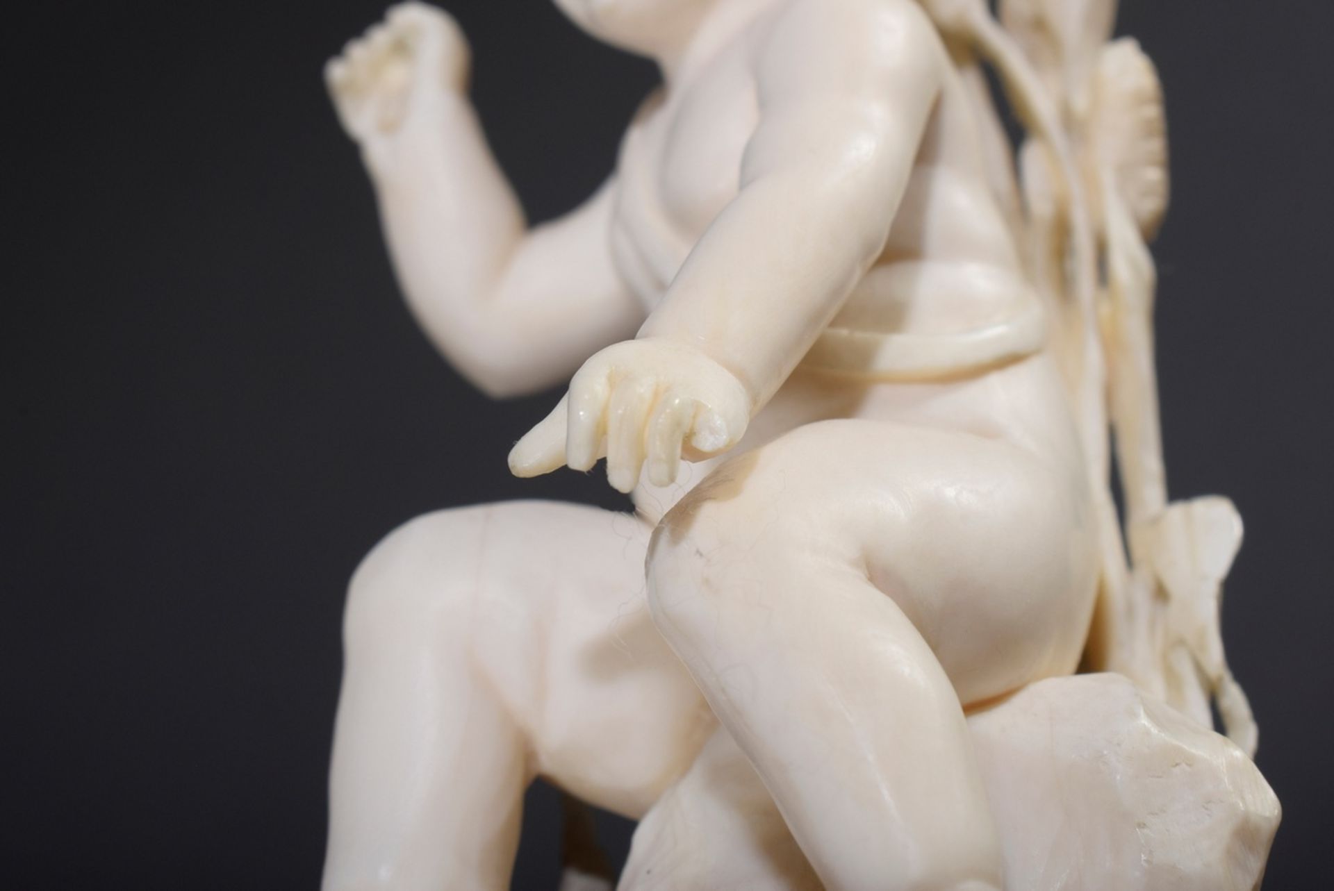 Elfenbein Schnitzerei "Putto am Ufer", Deutsch u | Ivory carving "Putto on the shore", German aroun - Bild 7 aus 7