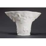 Blanc de Chine Nashornbecher mit plastischer Dek | Blanc de Chine rhinoceros cup with plastic decor