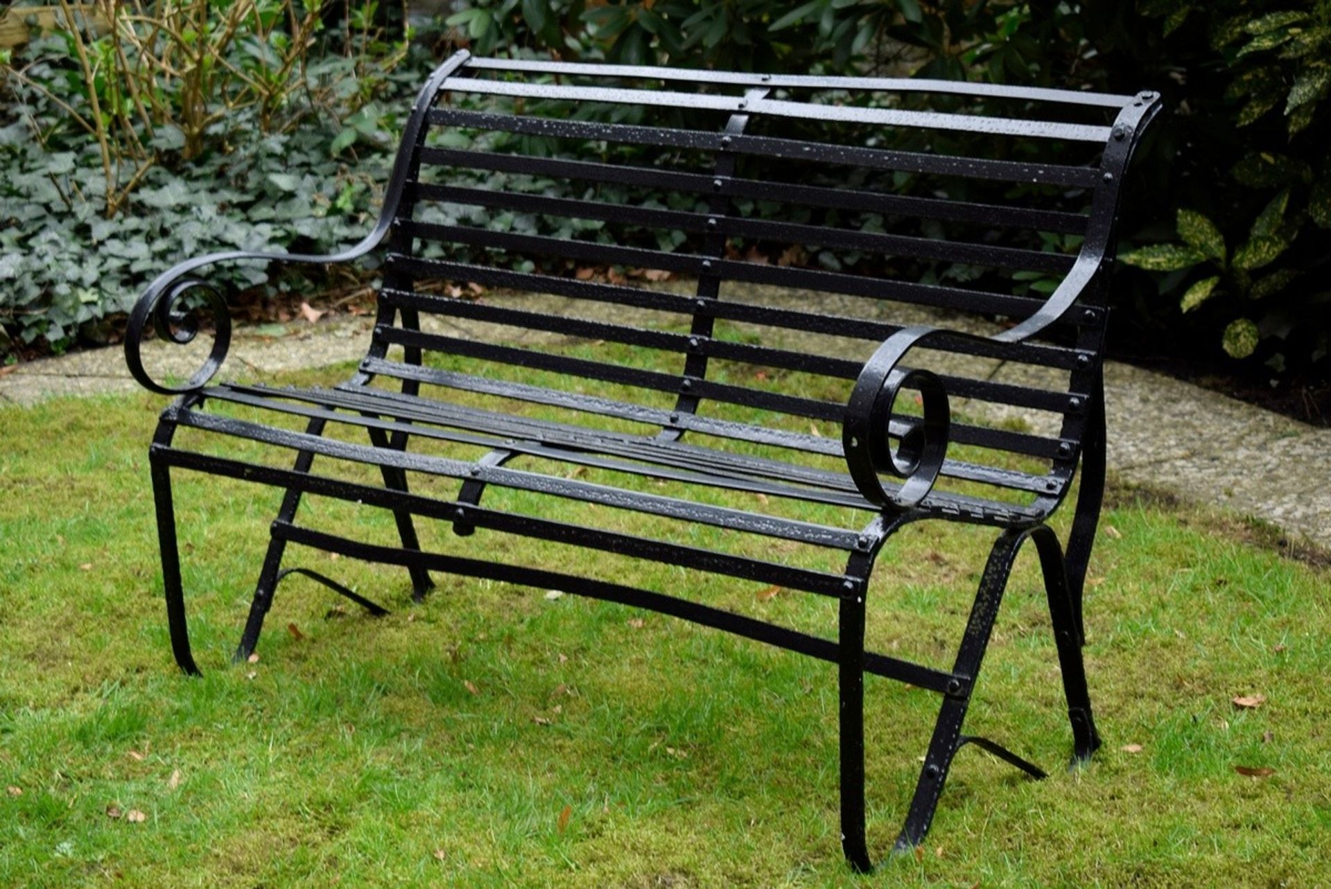 Schwarze Eisen Gartenbank mit gerollter Sitzfläc | Black iron garden bench with rolled seat, Englan