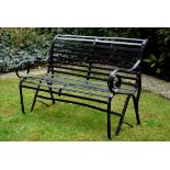 Schwarze Eisen Gartenbank mit gerollter Sitzfläc | Black iron garden bench with rolled seat, Englan