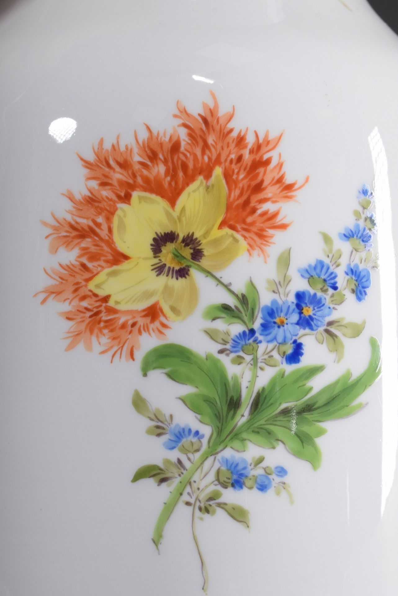 Meissen Vase mit polychromer Bemalung "Blumenbo | Meissen vase with polychrome painting "flower bou - Bild 4 aus 6
