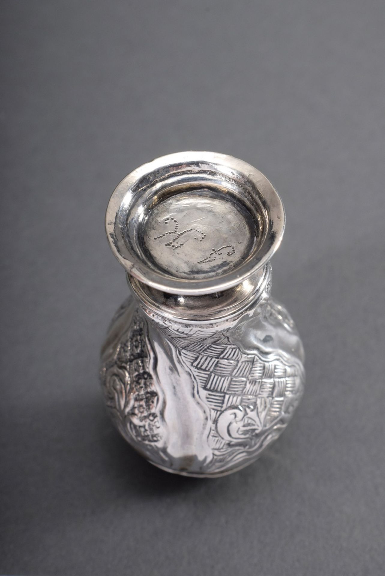 Vasenförmiges Silber Riechfläschchen mit getrieb | Vase-shaped silver smelling bottle with chased r - Bild 4 aus 5