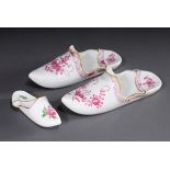 3 Diverse Meissen "Pantoffel" Schuhe mit polychr | 3 Various Meissen "slipper" shoes with polychrom