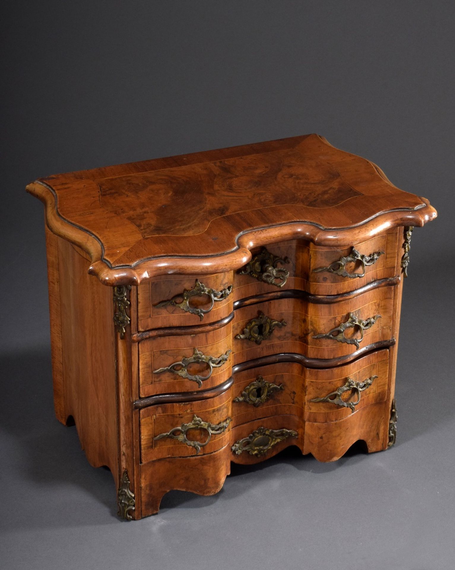 Historismus Modellkommode mit zweifach geschweif | Historicism model chest of drawers with double c - Bild 2 aus 9