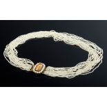 Zartes Saatperlencollier mit ovaler GG 585 Schli | Delicate seed pearl necklace with oval GG 585 cl