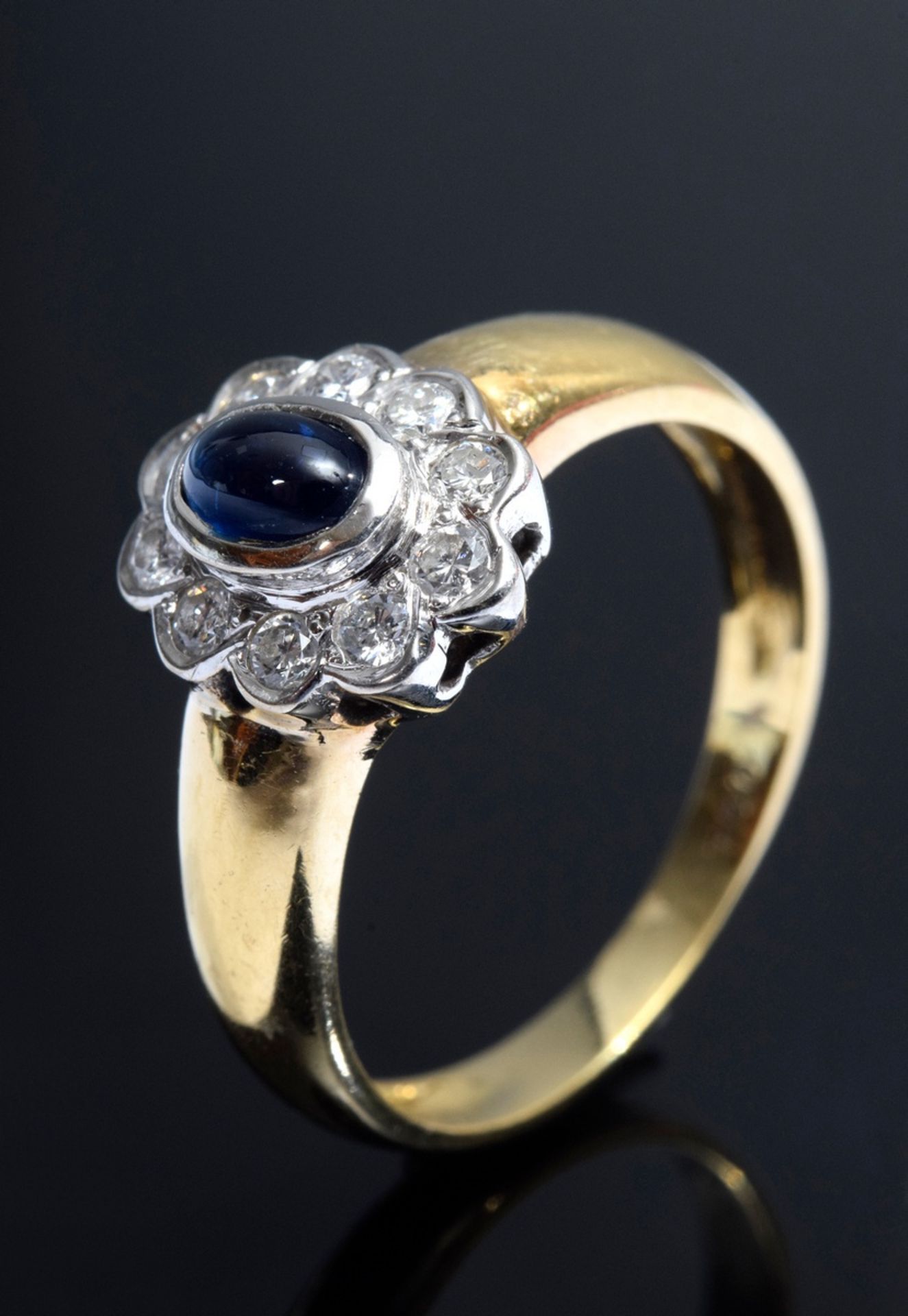 GG/WG 750 Entourage Ring mit Saphircabochon und | GG/WG 750 Entourage ring with sapphire cabochon