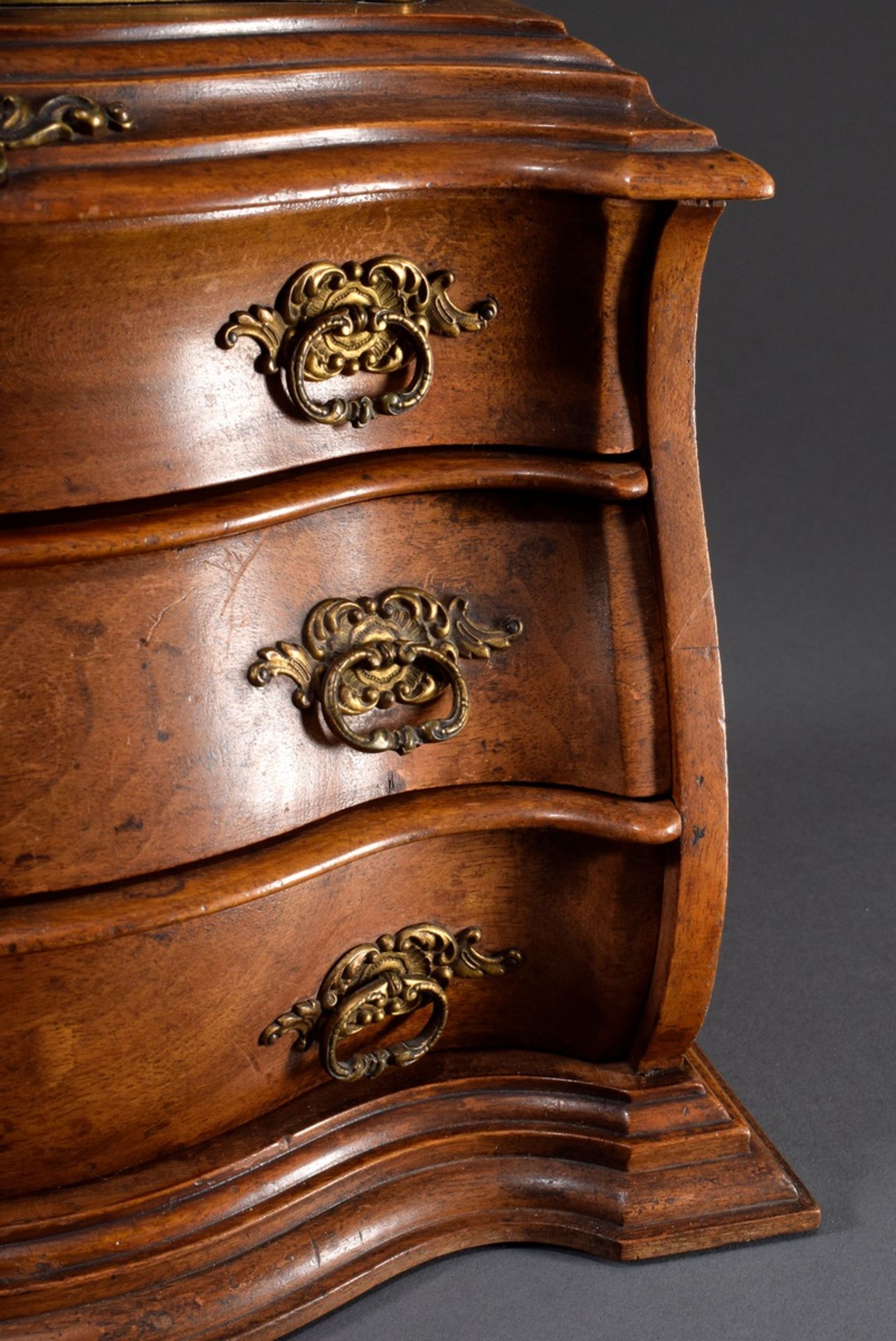 Bombierte Historismus Modellkommode mit drei Sch | Convex historicism model chest with three drawer - Bild 2 aus 8