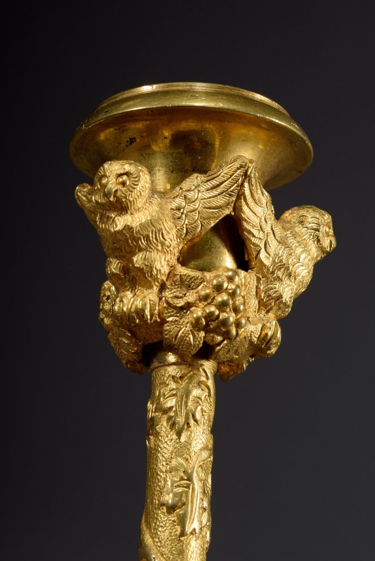 Paar Bronze feuervergoldete Leuchter mit plastis | Pair of bronze fire-gilt candlestick holders wit - Image 2 of 7