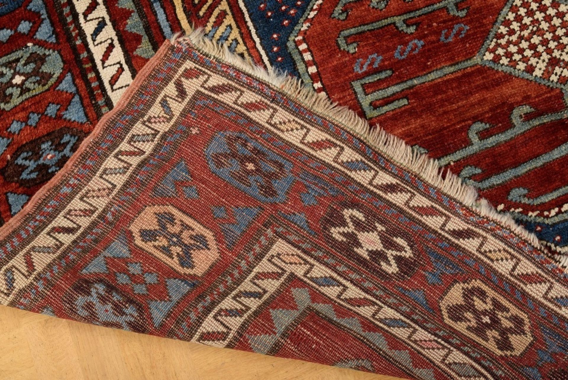 Ungewöhnlicher Kazak Teppich mit rotem Feld und | Unusual Kazak carpet with a red field and a form - Bild 7 aus 8