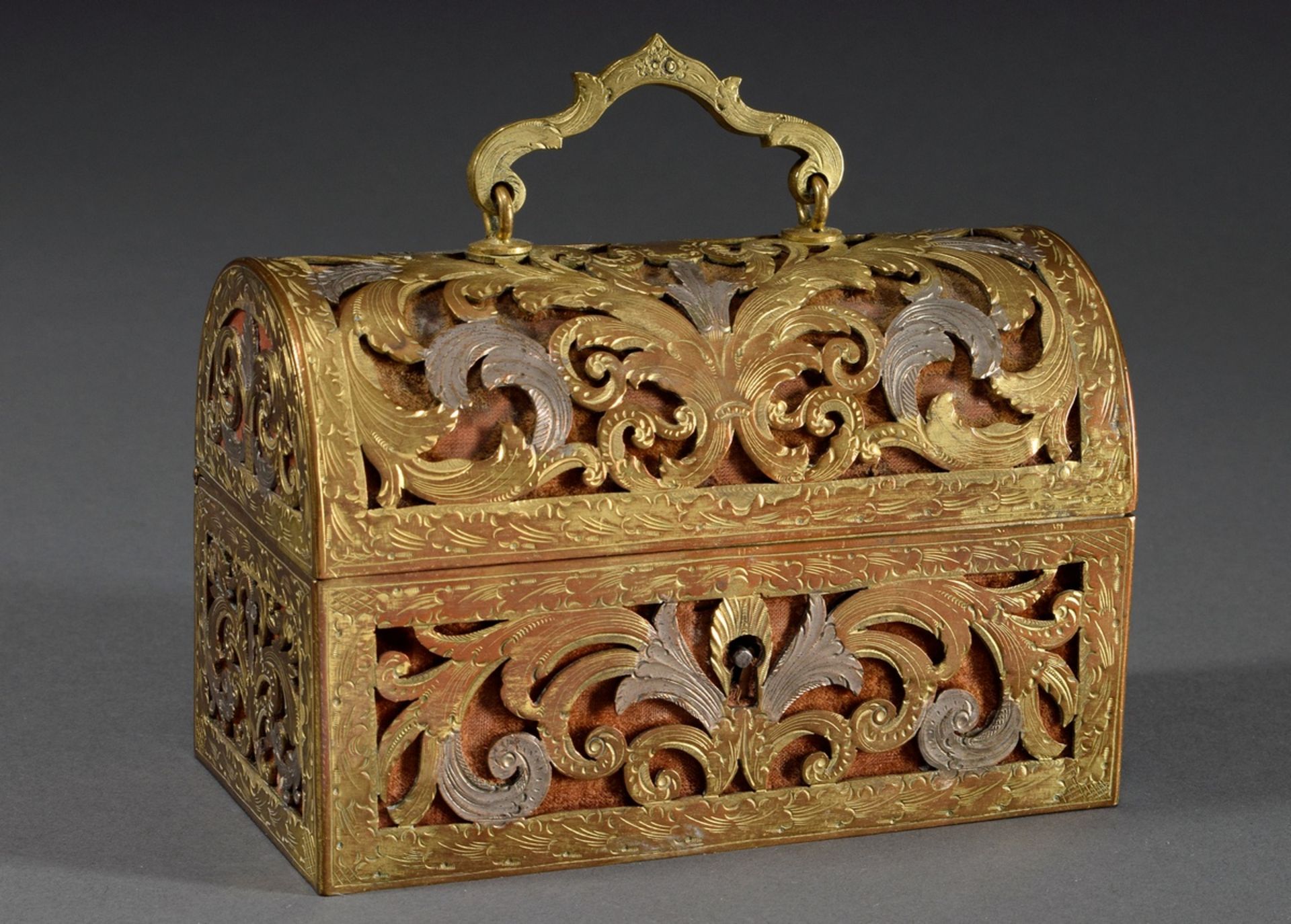 Kleine Historismus Runddeckel-Schatulle mit gesä | Small Historism round-lidded casket with sawn an