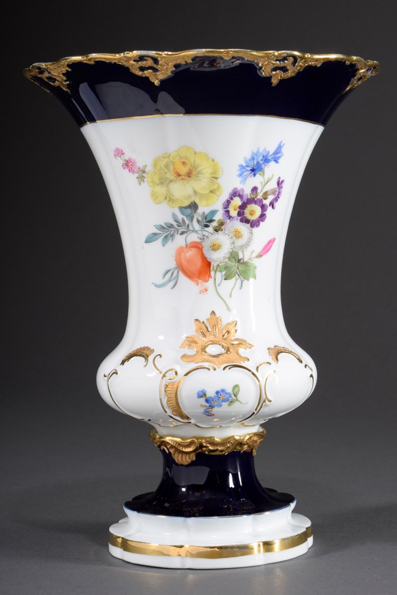 Meissen Prunkvase mit polychromer Malerei "Blume | Meissen grand vase with polychrome painting "bou - Bild 2 aus 7