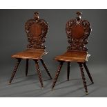 Paar Hallenstühle mit geschnitztem Rückenbrett " | Pair of hall chairs with carved back board "knig