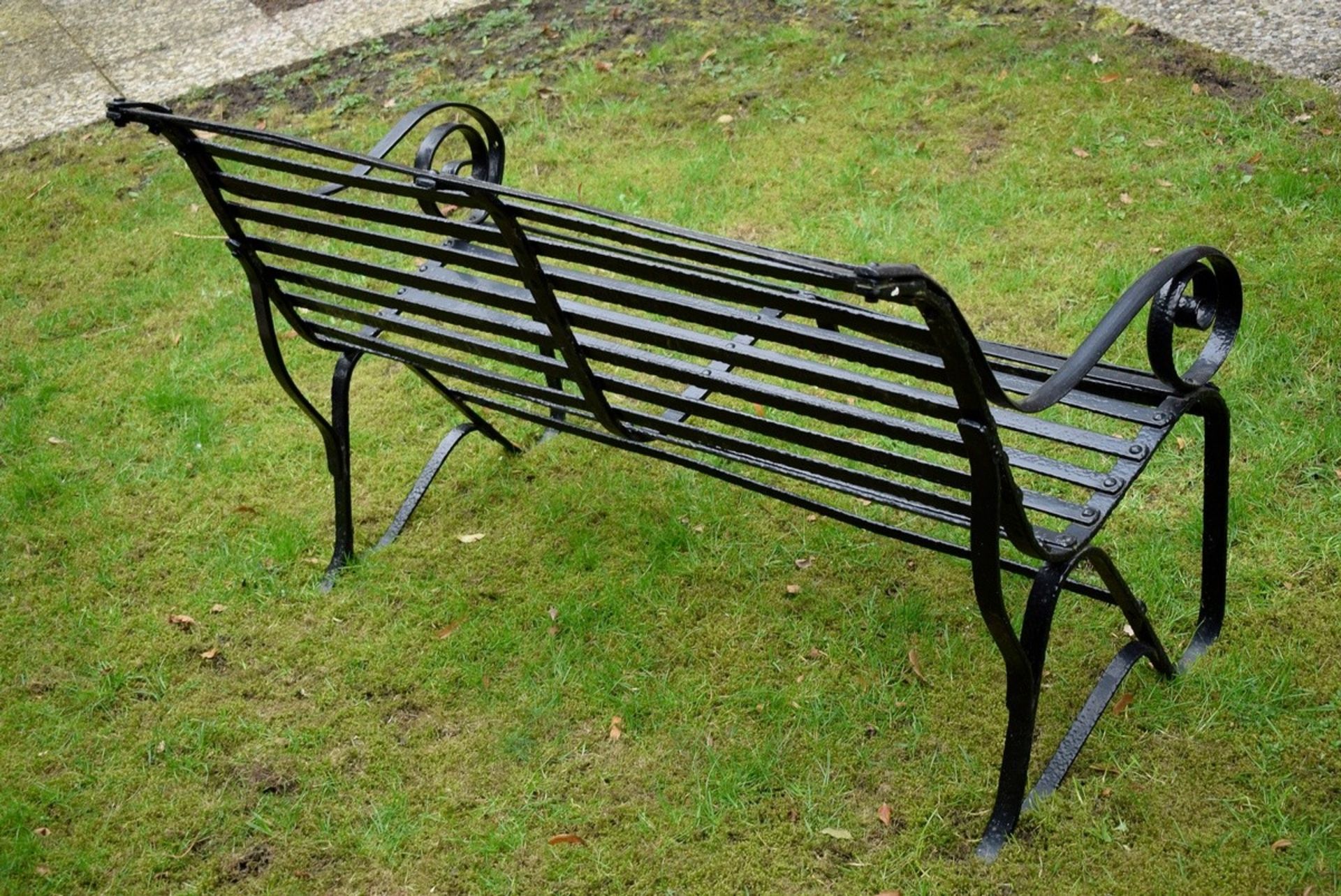 Schwarze Eisen Gartenbank mit gerollter Sitzfläc | Black iron garden bench with rolled seat, Englan - Bild 3 aus 4