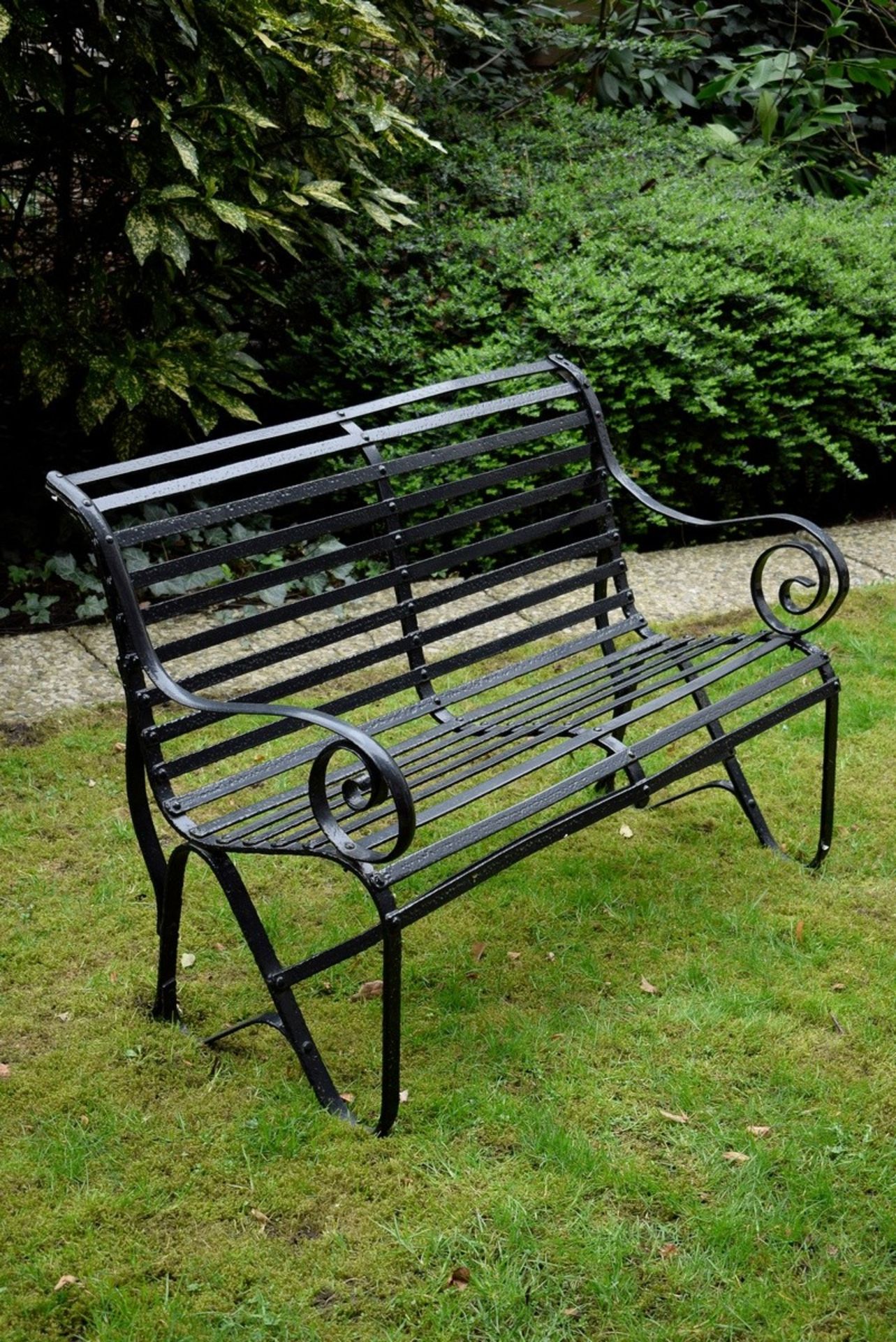 Schwarze Eisen Gartenbank mit gerollter Sitzfläc | Black iron garden bench with rolled seat, Englan - Bild 2 aus 4