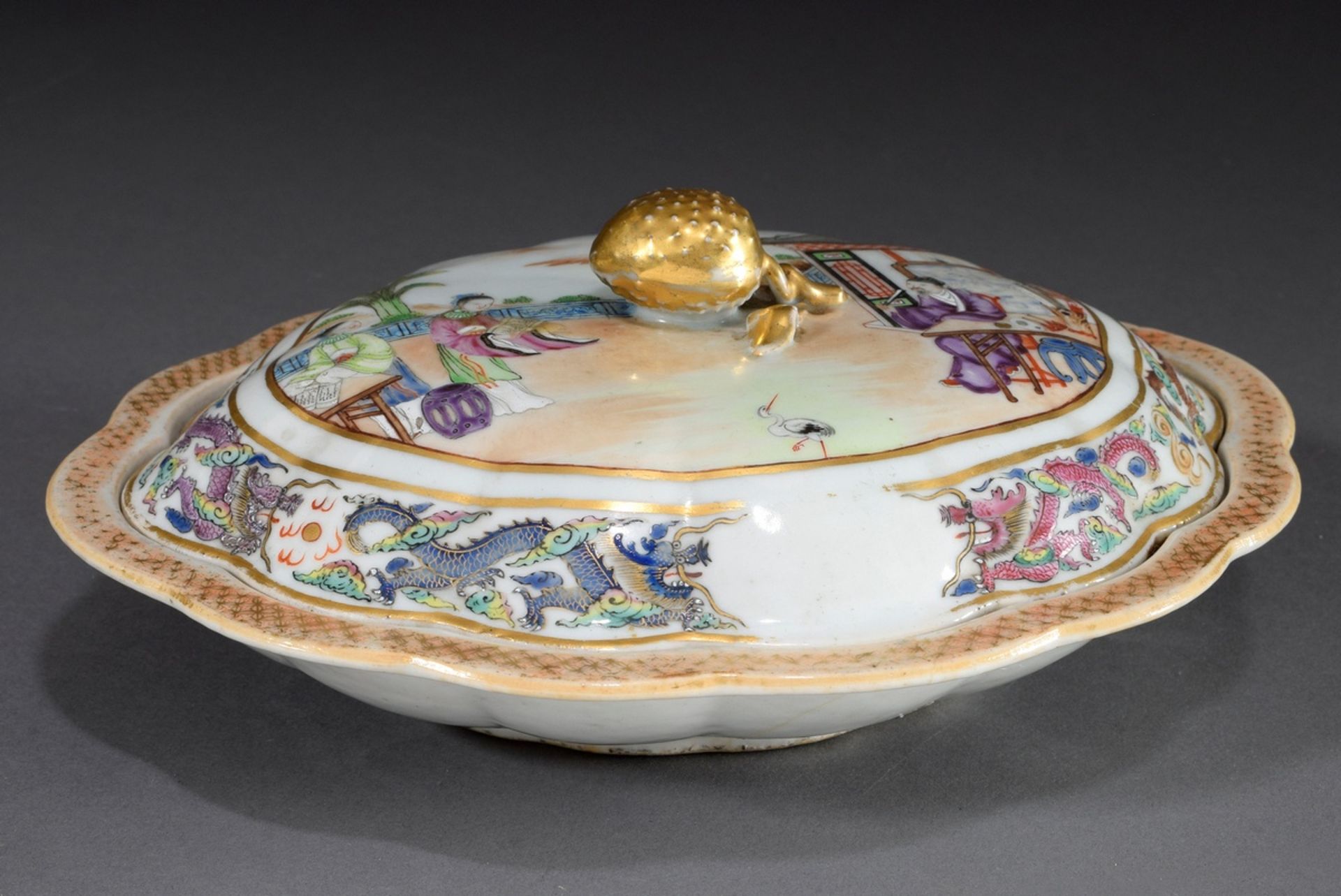 Chinesische Porzellan Terrine mit passigem Rand, | A Chinese porcelain tureen with a fitted rim, ri - Bild 2 aus 8