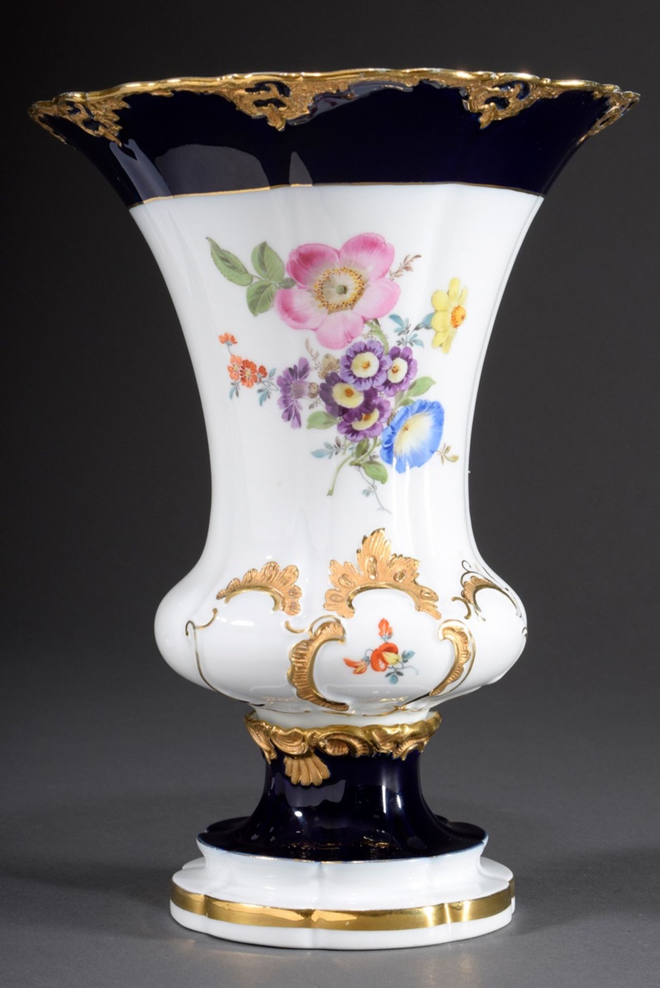 Meissen Prunkvase mit polychromer Malerei "Blume | Meissen grand vase with polychrome painting "bou