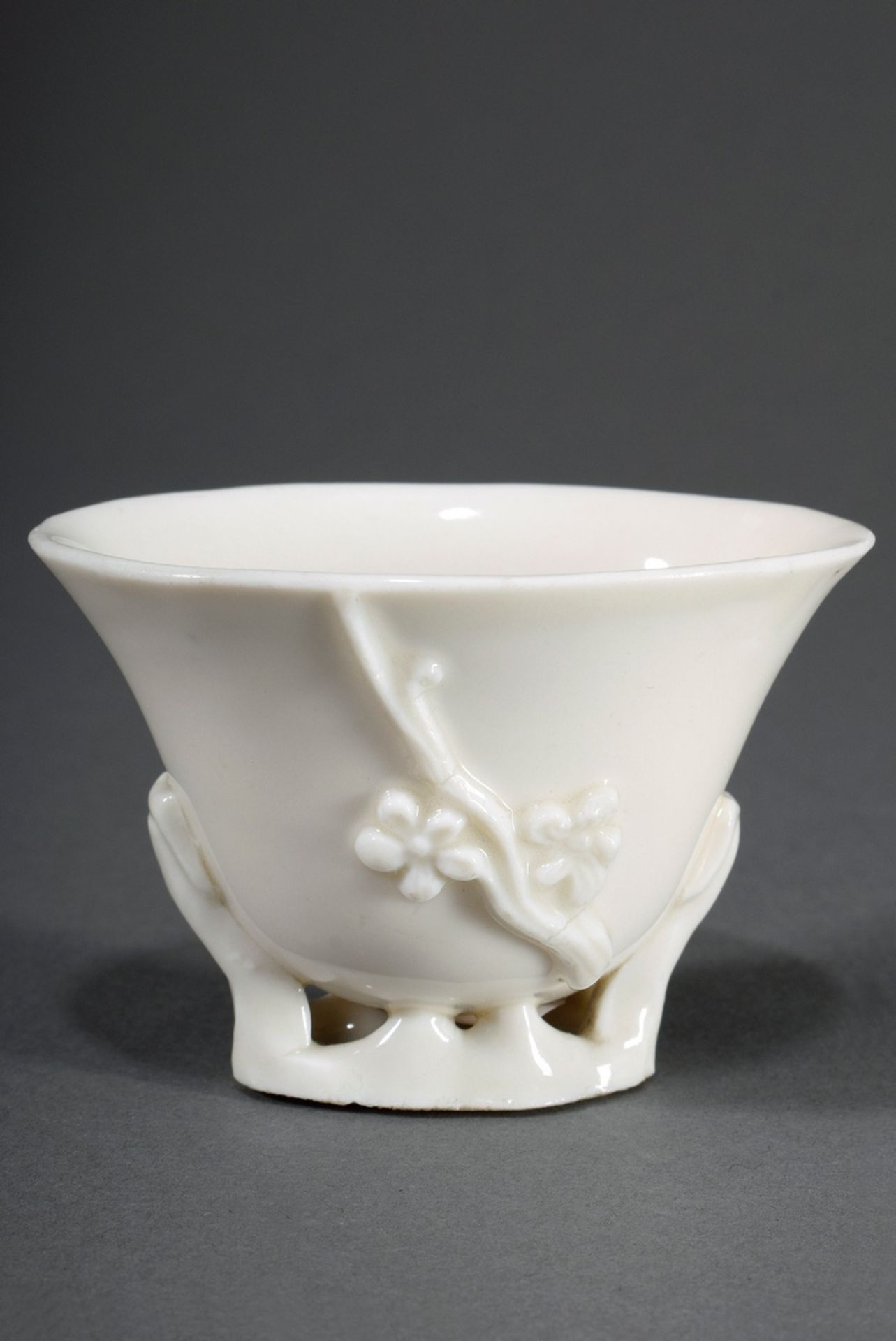 Blanc de Chine Koppchen mit plastischen "Pflaume | Blanc de Chine pot with sculptural "plum blossom