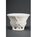 Blanc de Chine Koppchen mit plastischen "Pflaume | Blanc de Chine pot with sculptural "plum blossom