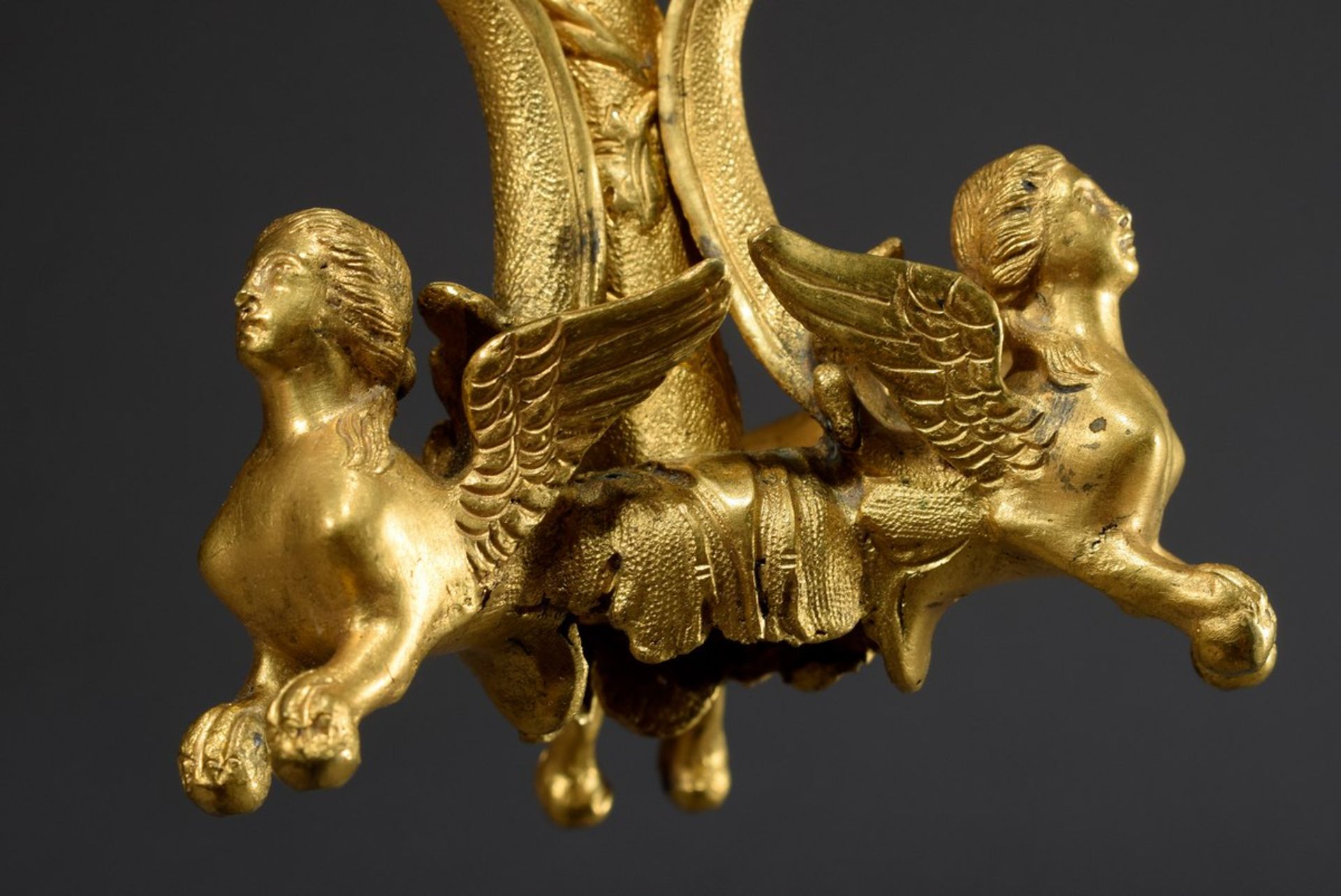 Paar Bronze feuervergoldete Leuchter mit plastis | Pair of bronze fire-gilt candlestick holders wit - Bild 4 aus 7