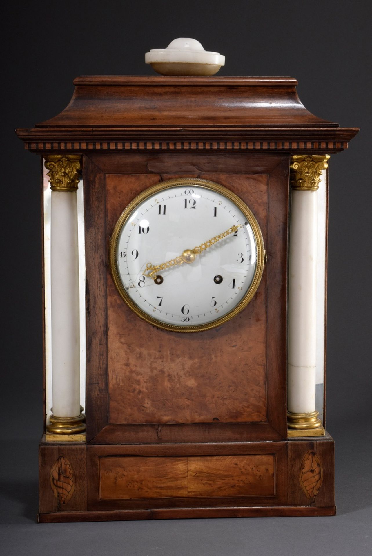 Pendule in Holzgehäuse mit Muschelintarsien, sei | Pendulum in wooden case with shell inlays, later - Bild 2 aus 11