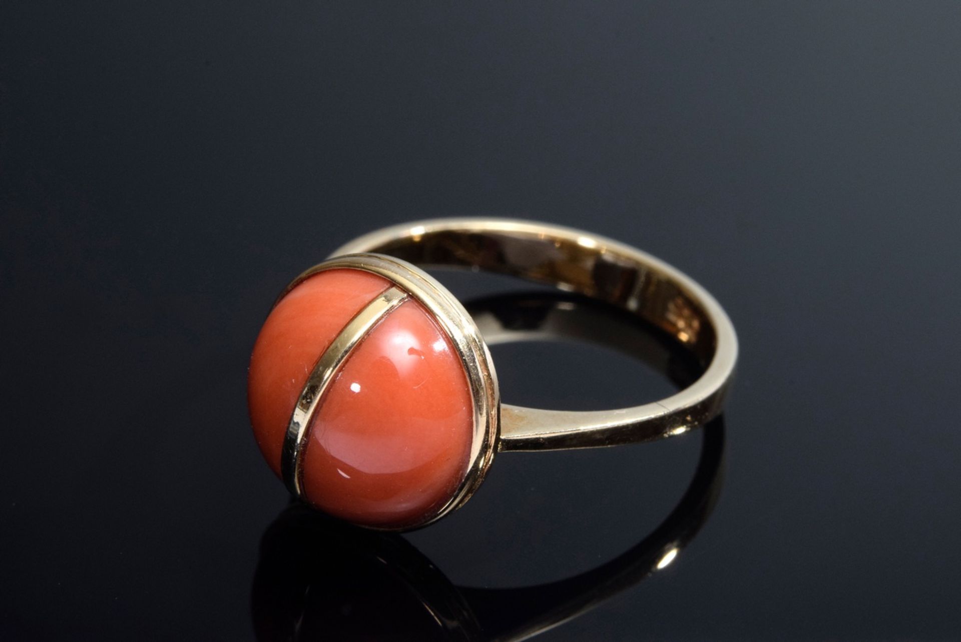 Moderner GG 585 Ring mit Korallenbouton, 3,7g, Gr | Modern GG 585 ring with coral bouton, 3,7g, siz - Bild 2 aus 3