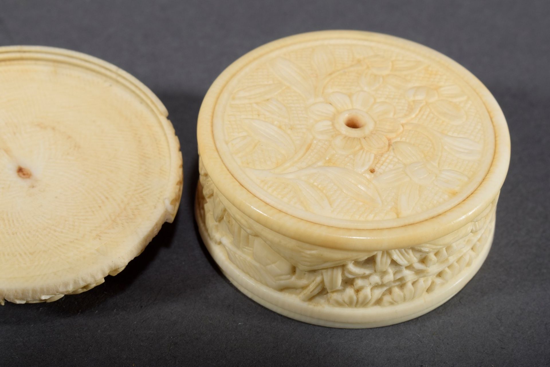 2 Diverse chinesische Elfenbein Dosen, rund und | 2 Various Chinese ivory boxes, round and angular - Bild 8 aus 9