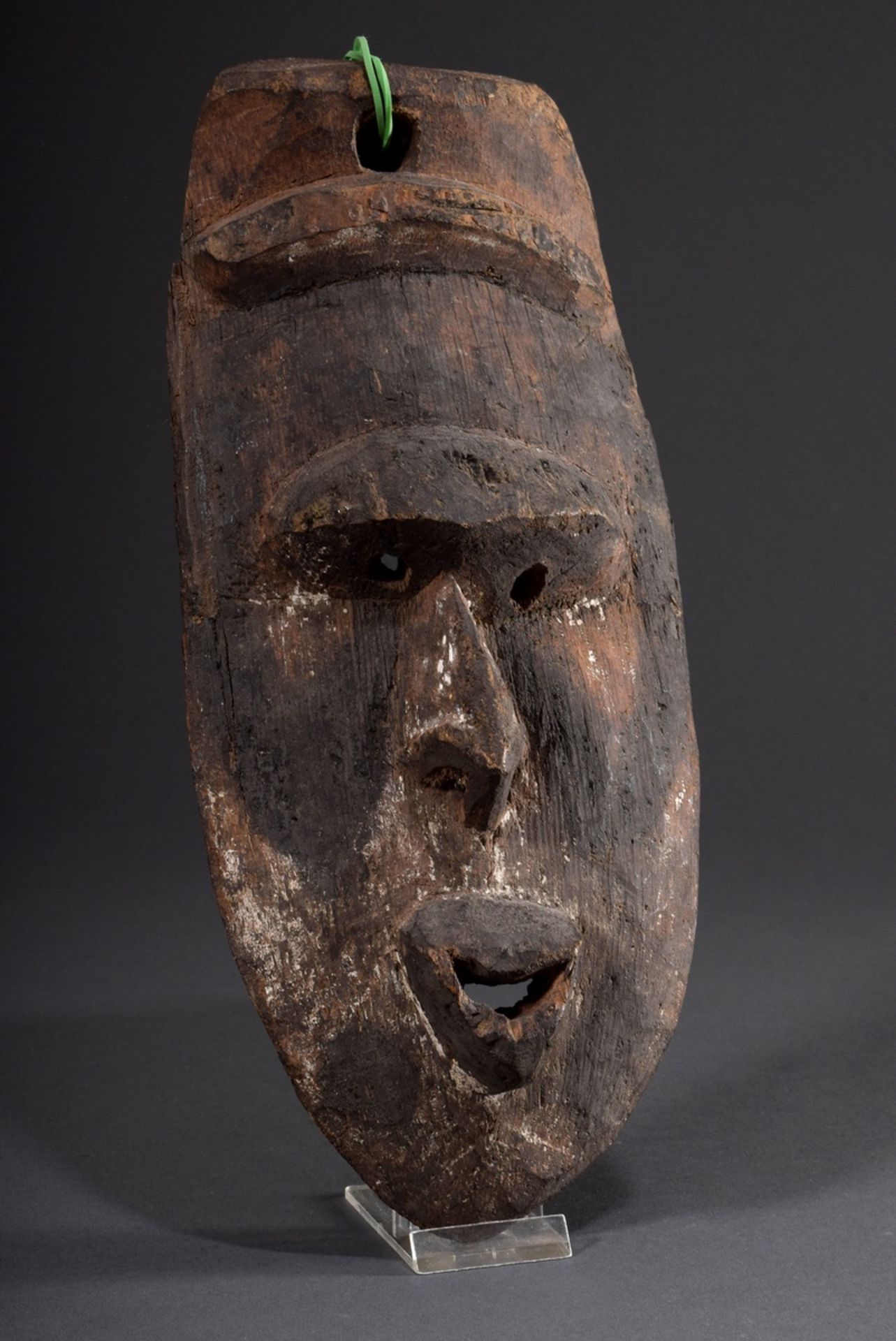 Geschnitzte Holz Hausmaske mit Resten von weißer | Carved wooden house mask with remains of white a