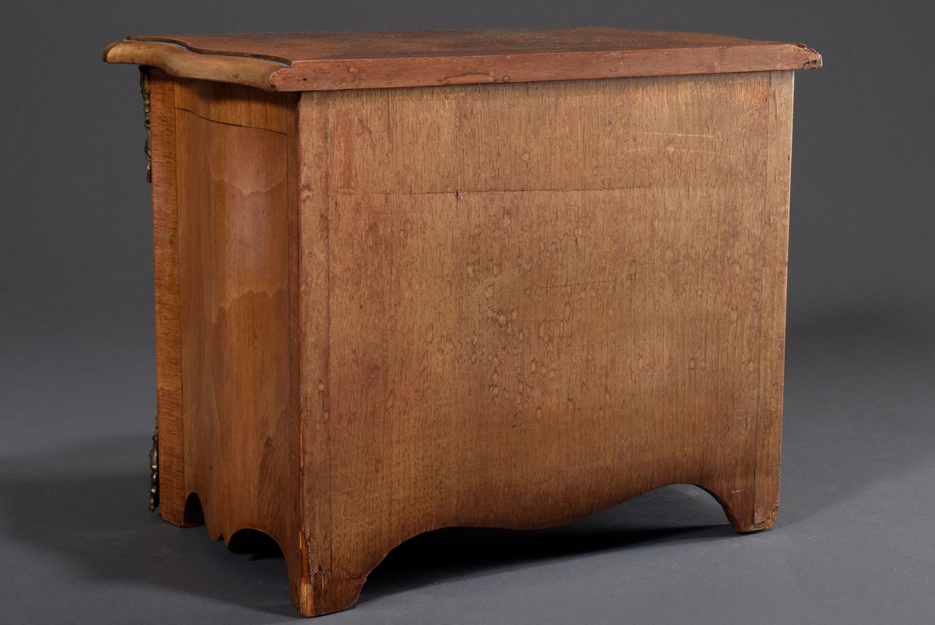 Historismus Modellkommode mit zweifach geschweif | Historicism model chest of drawers with double c - Bild 7 aus 9