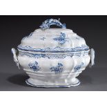 Große ovale Rokoko Fayence Terrine mit floralem | Large oval rococo faience tureen with floral and