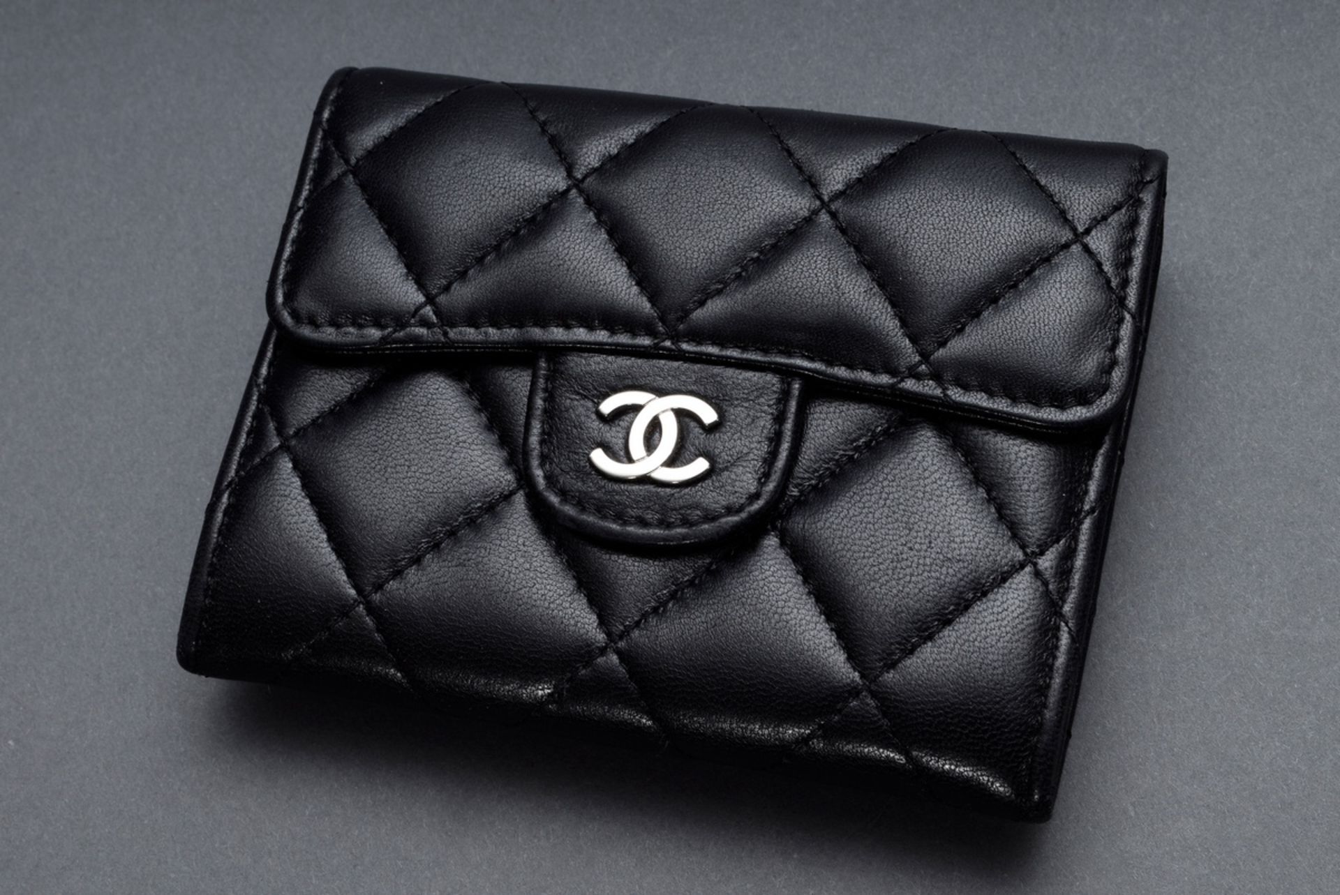 Chanel Portemonnaie, schwarz gestepptes Leder mit C | Chanel wallet, black quilted leather with CC