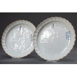 Paar helle Sometsuke Porzellan Teller mit gefäch | Pair of light Sometsuke porcelain plates with fa