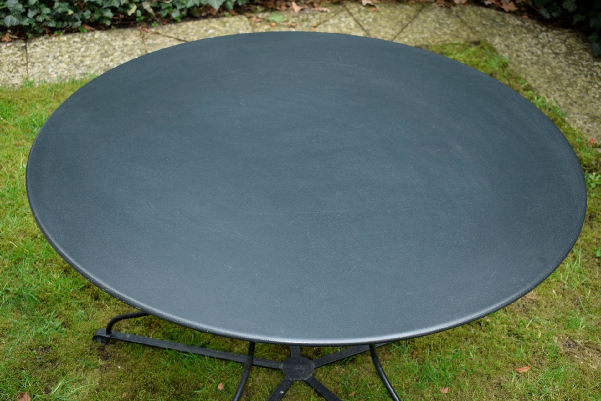 Runder Gartentisch mit Gusseisengestell und Metall | Round garden table with cast iron frame and me - Bild 2 aus 3