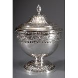 Deckelschale in klassizistischer Façon mit flora | Lidded bowl in classicist style with floral garl