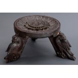 Indischer Hocker mit reich geschnitztem Relief " | Indian stool with richly carved relief "duck bir