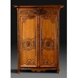 Großer Lothringer Hochzeitschrank mit reicher Sc | Large Lorraine wedding cabinet with rich carving