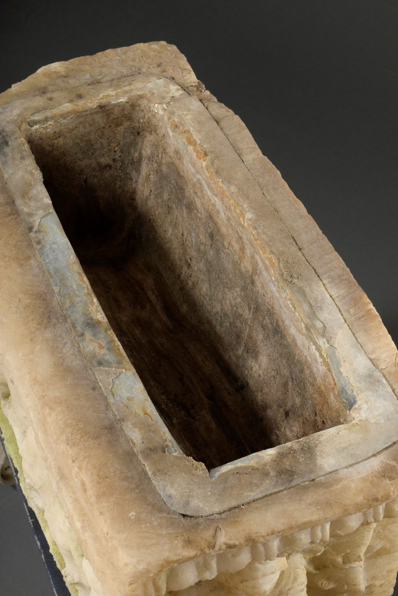 Marmor Brunnenschale "Römischer Kaiser und Tribu | Marble fountain bowl on paw feet with surroundin - Bild 7 aus 10